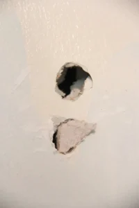 Fixing holes in drywall with spackle